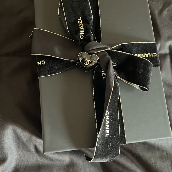 Chanel Black Quilted Phone Holder with Gold Chain - Picture 5 of 10